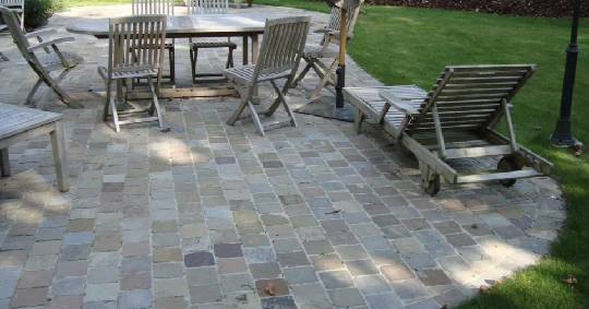 Le pavage Le pavage d'une terrasse avec des meubles de jardin